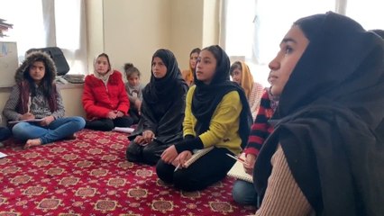 Las aulas clandestinas para niñas desafían la prohibición de los talibanes