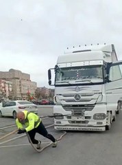 Milli sporcu 18 tonluk tırı çekti