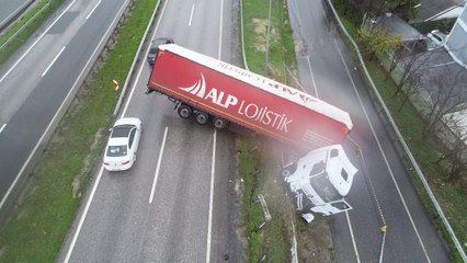 TIR yoldan çıktı, askıda kaldı
