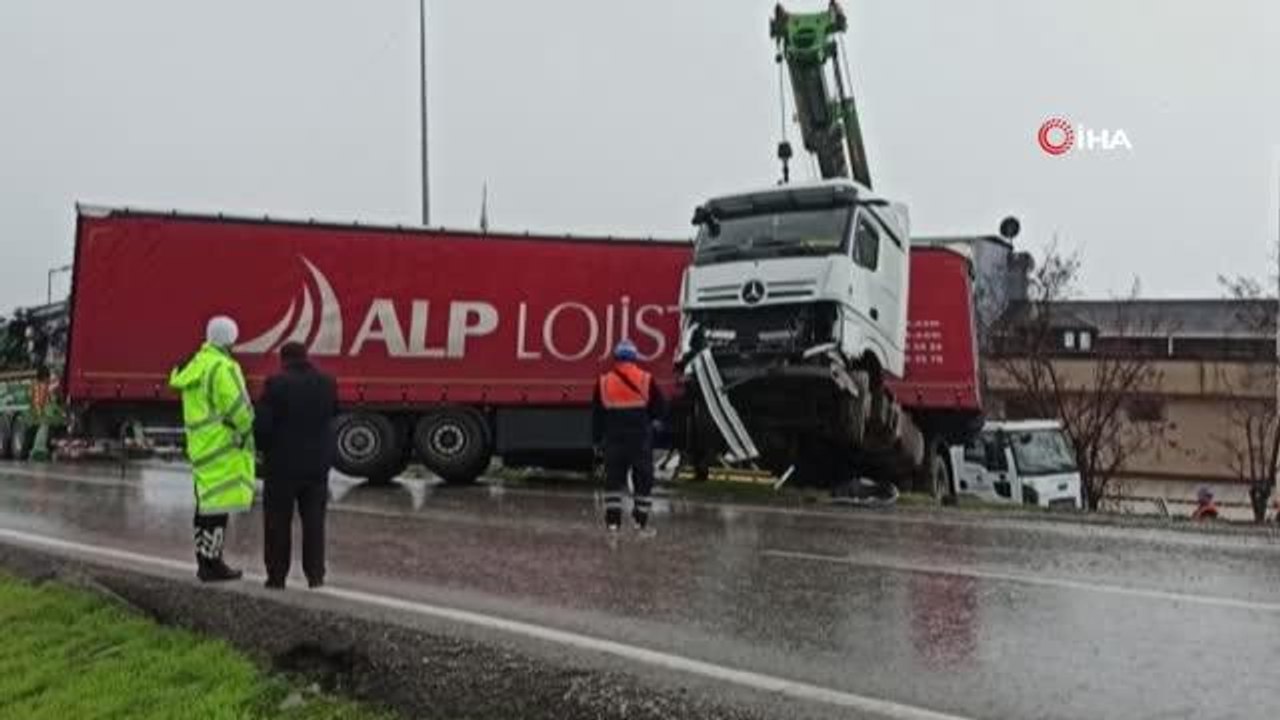 Büyükçekmece'de tır yan yola uçtu; 1 yaralıBüyükçekmece'de direksiyon hakimiyetini kaybeden tır, bariyerleri aşarak yan yola uçtu
