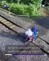 فيديو نجاة اندونيسية باعجوبة هي و ابناؤها دهسا بالقطار