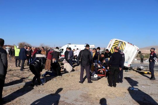 Son dakika haberi: CENAZE VE NİŞANA GİDENLERİN ARAÇLARI ÇARPIŞTI 7 YARALI