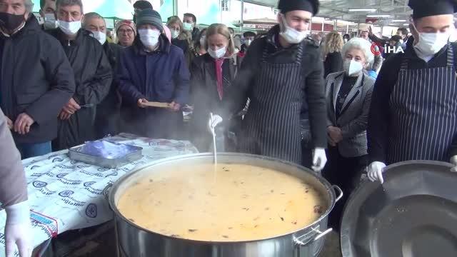 Vatandaşlar Tarhana Festivali'nde tarhana alabilmek için uzun kuyruklar oluşturdu