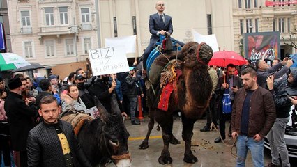 Aşı karşıtlarından develi ve eşekli eylem