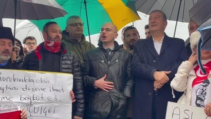 Beyoğlu'nda bir grup, Kovid-19 kapsamındaki seyahat kısıtlamalarını protesto etti