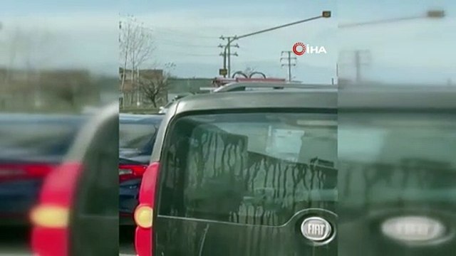 Dur ihtarına uymadı, hem başka araçlara hem de ekip otosuna çarptı