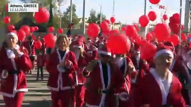Hundreds dressed as Santa run down Athen streets
