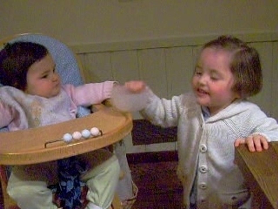 Astrid et thais jouent
