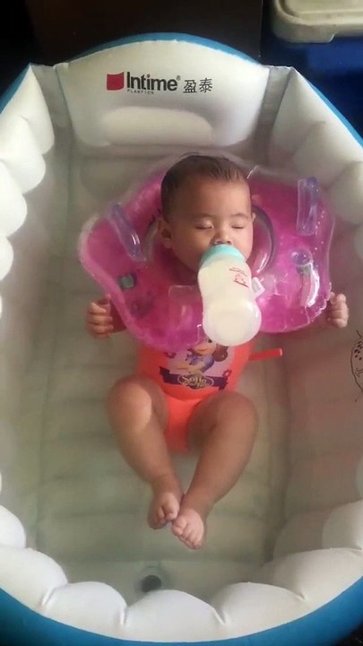 Adorable : ce bébé dort dans son bain en prenant son biberon