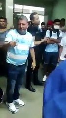 Mario Cronenbold entrega premio económico a los jugadores de Blooming y festeja con un baile