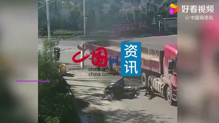 Ce motard a eu beaucoup de chance en chutant devant un camion