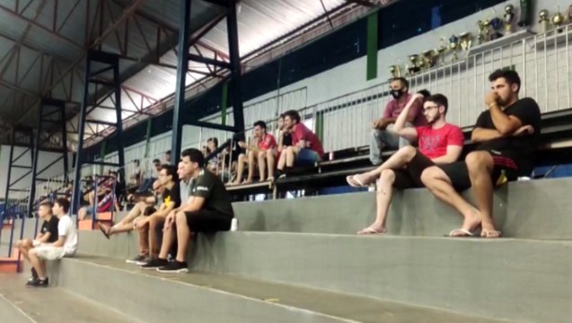Final da LNF: torcida assiste jogo do Cascavel Futsal em telão no ginásio da Neva