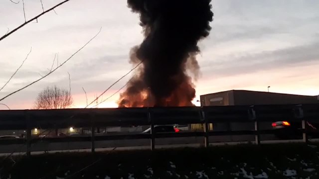 Incendio alle porte di Torino, fumo alto nel cielo
