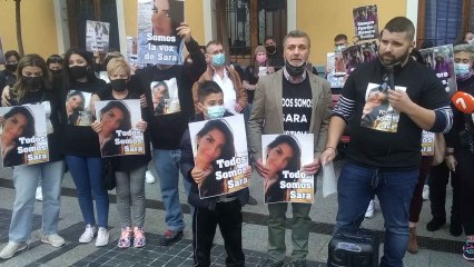 Decenas de vecinos de Alcantarilla se han concentrado este domingo en la plaza del Ayuntamiento para apoyar a la familia de Sara.