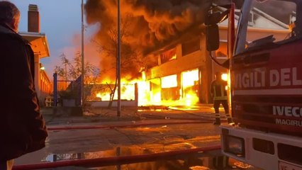 Torino, incendio in un'azienda di riciclo della plastica