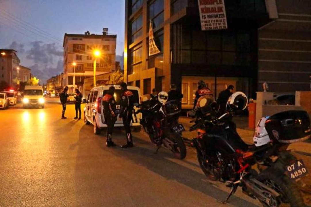 Sözleşmeli er, sokak ortasında tartıştığı kadın polisi 3 kez bıçakladı