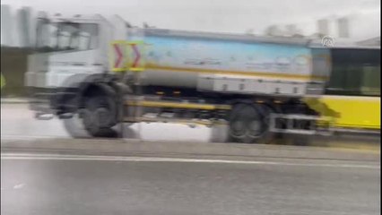 Avcılar'da 3 İETT otobüsü kayganlaşan yolda mahsur kaldı