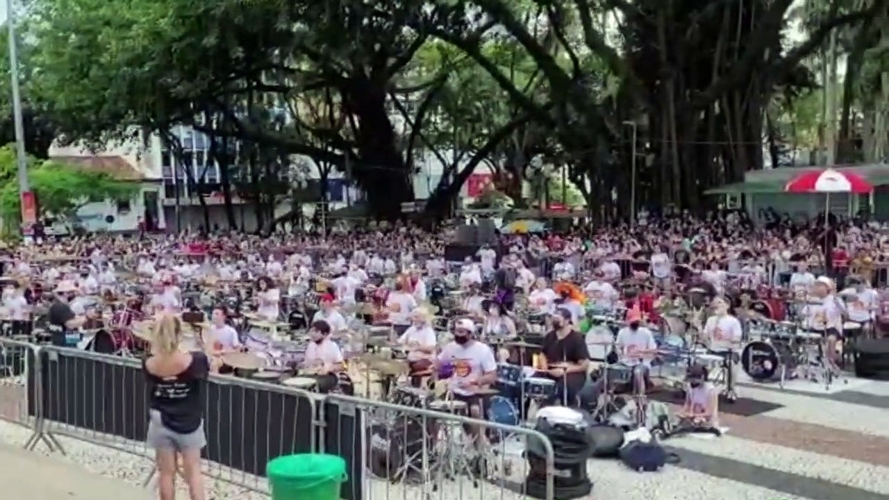 Orquestra de Baterias reúne 200 músicos no Centro de Florianópolis