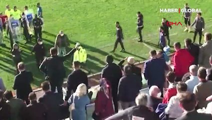 Kırmızı kart gören futbolcunun hakeme kafa attığı anlar kamerada