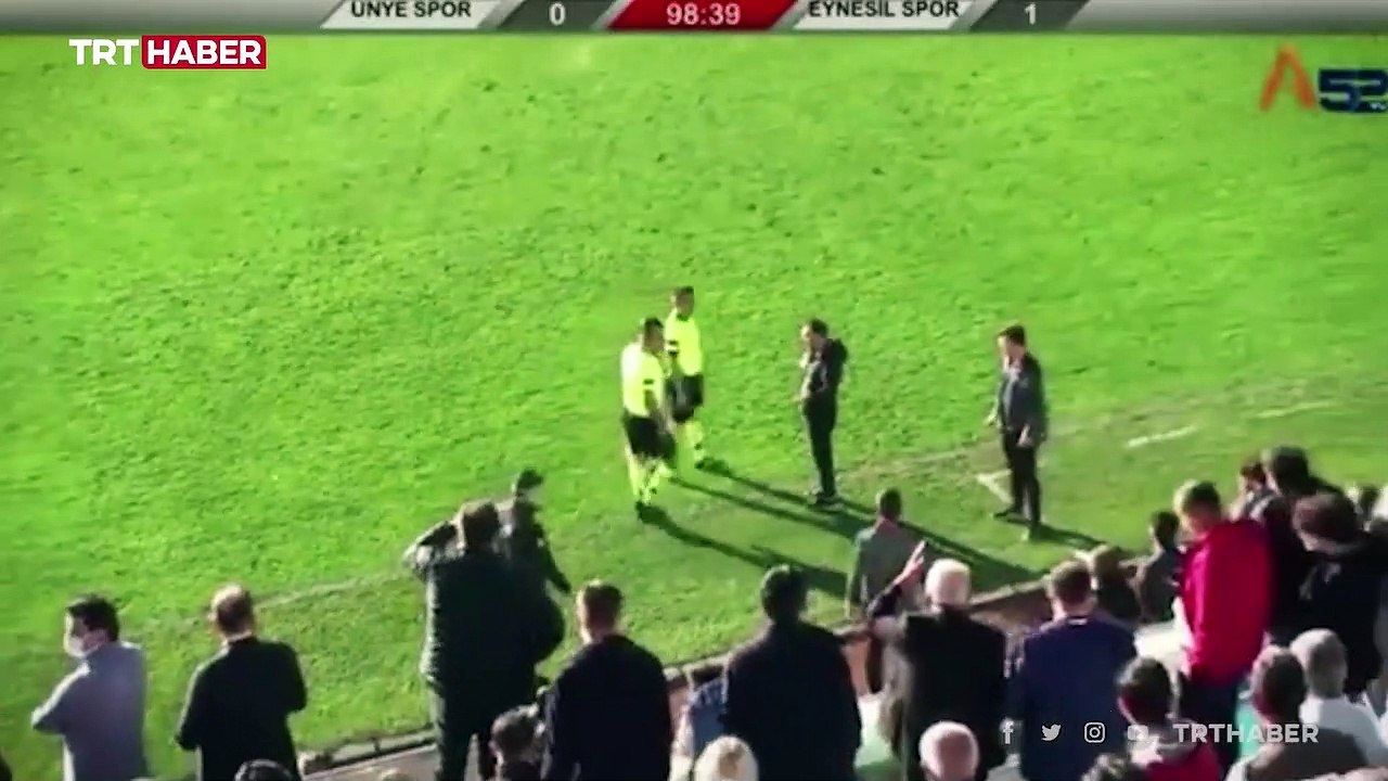Kırmızı kart gören futbolcu hakeme kafa attı