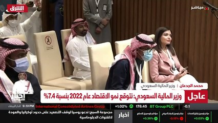 ...ثلاثة من اليمين واليسار يقوم على الميكرو...