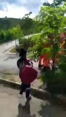 Criança de 4 anos se afoga em piscina e é salva pelos bombeiros