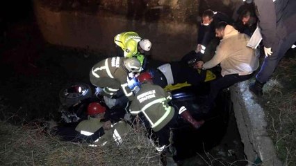 Kontrolden çıkan otomobil dereye uçtu: Otomobilde sıkışan yaralıyı kurtarmak için herkes seferber oldu