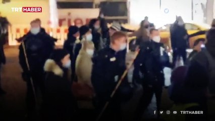 Alman polisinin sosyal mesafeye çubuk önlemi viral oldu