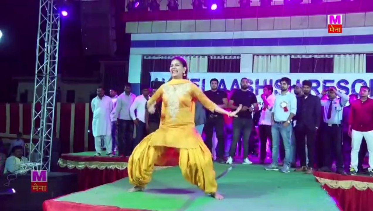 बन्दूक चलाके सपना चौधरी ने किया घमासान डांस _ भीड़ हुई बेकाबू _ Haryanvi New Video _ Trimurti akash sain