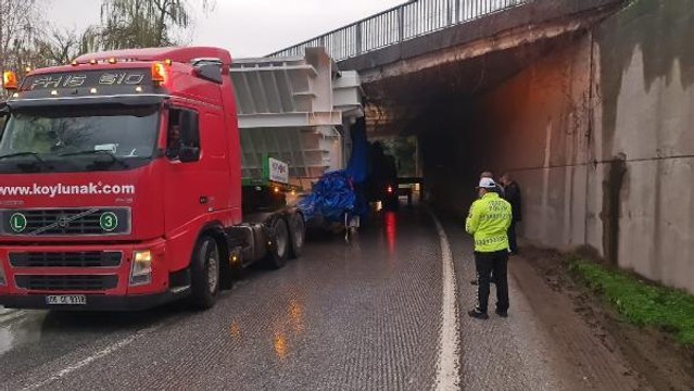 TIR KÖPRÜNÜN ALTINA SIKIŞTI, D-100 ULAŞIMA KAPANDI