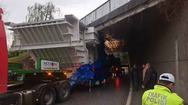 TIR Köprünün altına sıkıştı, D-100 ulaşıma kapandı