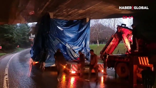 İzmit Kuruçeşme mevkisinde tır köprünün altına sıkıştı, D-100 ulaşıma kapandı