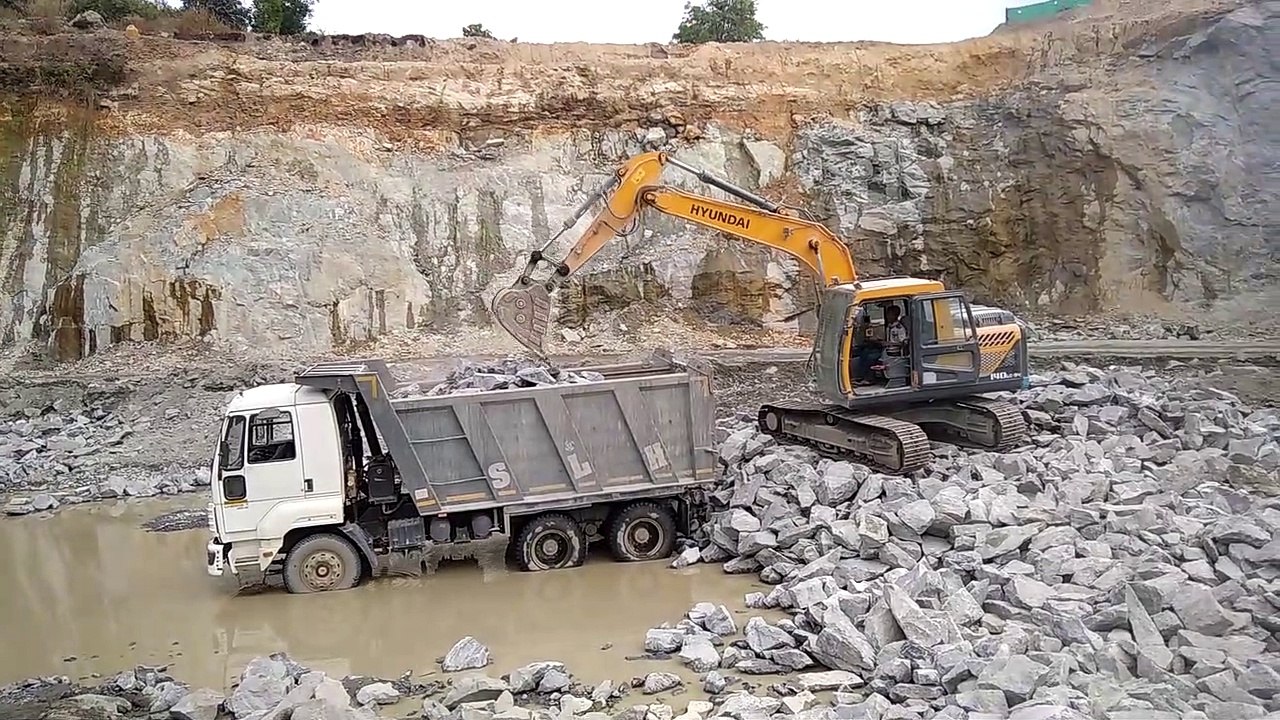 Truck loading materials in Truck - video Dailymotion