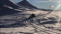 Şırnak'ta kardan kapanan köy yolları ekipler tarafından açılıyor