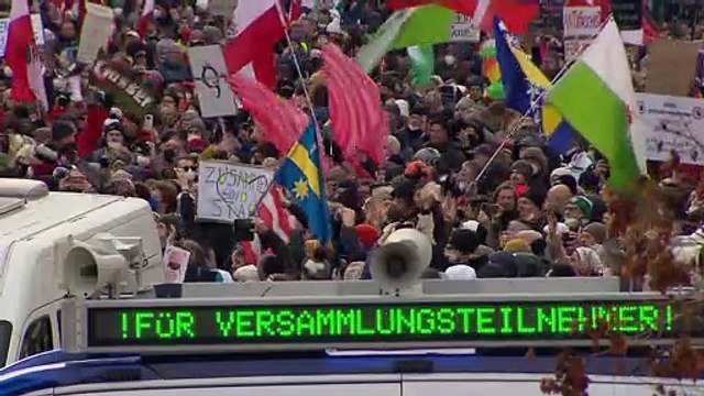 Omicron: il Regno Unito alza la soglia d'allerta, Johnson: 'terza dose subito'