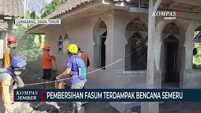 Warga dan Relawan Bersihkan Fasilitas Umum Terdampak Bencana Semeru