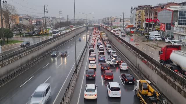 TIR KÖPRÜNÜN ALTINA SIKIŞTI, 6 KİLOMETRE KUYRUK OLUŞTU