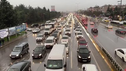Tır dorsesinin üst geçide sıkışması trafiği aksattı