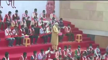 PM Modi showered flowers on builders of Vishwanath Corridor