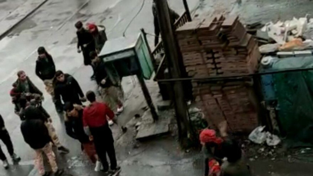 Ortalık savaş alanına döndü! İki grup arasında bıçaklı, taşlı, sopalı kavga