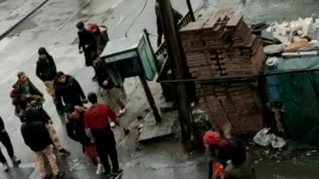 Ortalık savaş alanına döndü! İki grup arasında bıçaklı, taşlı, sopalı kavga