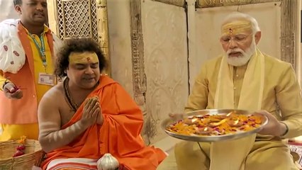 PM offers prayer to Lord Shiva in Kashi Vishwanath temple