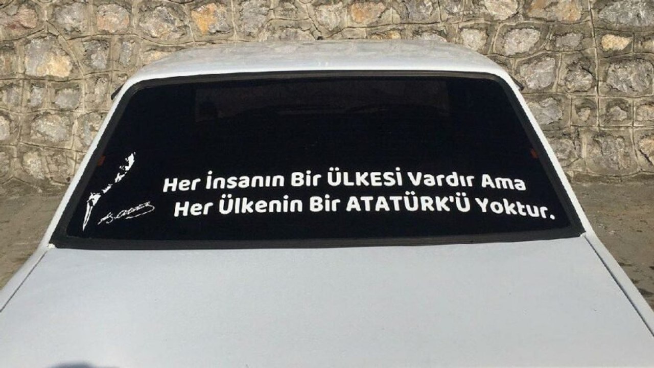 Arabasındaki Atatürk ile ilgili yazı yüzünden ceza yedi