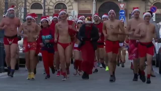 Budapest recupera su tradicional carrera de Santa Claus