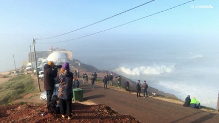 Surfistas desafiam as ondas gigantes da Nazaré