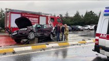 Kırmızı ışıkta geçen kamyonet, otomobile çarptı: 2 yaralı