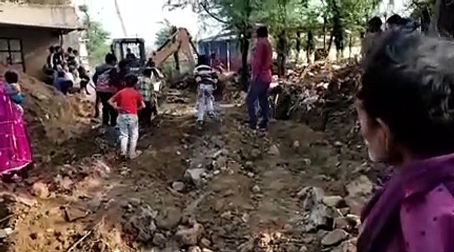 पीपल्दा थाग गांव में वर्षों से आम रास्ते पर हो रहा अतिक्रमण हटाया। देखे वीडियो