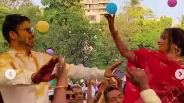 Ankita Lokhande और Vicky Jain Haldi लगवाकर नाचने लगे ऐसे, photo viral | FilmiBeat