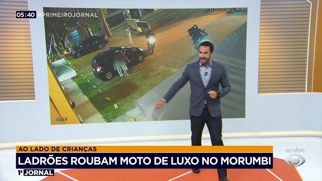 Criminosos armados ameaçam vítima e roubam moto de luxo, na zona sul de São Paulo. A ação dos bandidos aconteceu bem ao lado de duas crianças.