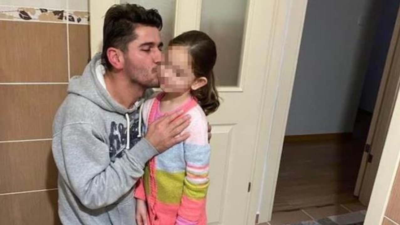 Babasının boğazını keserek öldürdüğü 7 yaşındaki kızın küçük tabutu görenleri kahretti